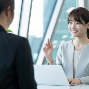お客様に提案する様子